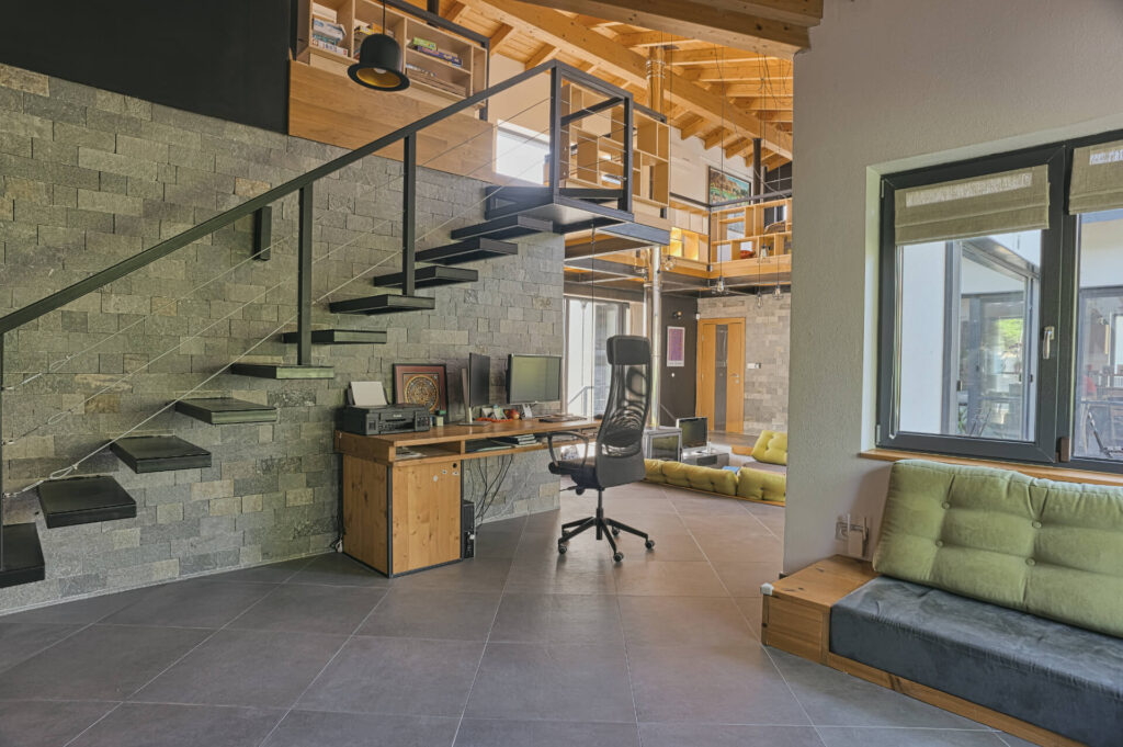 Модерен домашен офис от Интериорен дизайн Studio28a с плаващо стълбище, бюро и големи прозорци в отворено пространство.