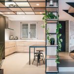 Модерна кухня с шкафове от светло дърво, черни метални рафтове и Интериорен дизайн Studio28a.