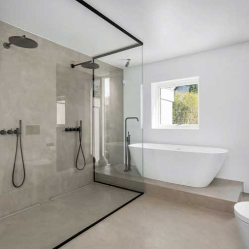 Модерна баня от Интериорен дизайн Studio28a със стъклен душ, свободностояща вана и голям прозорец за естествена светлина.