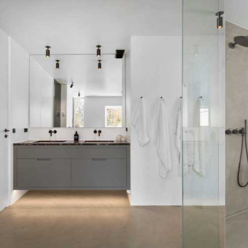 Модерна баня от Интериорен дизайн Studio28a с двойна мивка, куки за кърпи и стъклен душ.