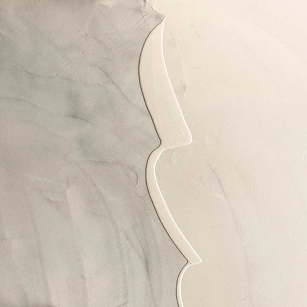 Текстурираната, абстрактна повърхност на Интериорен дизайн Studio28a се отличава с вълнообразна линия между светли и тъмни бежови зони.