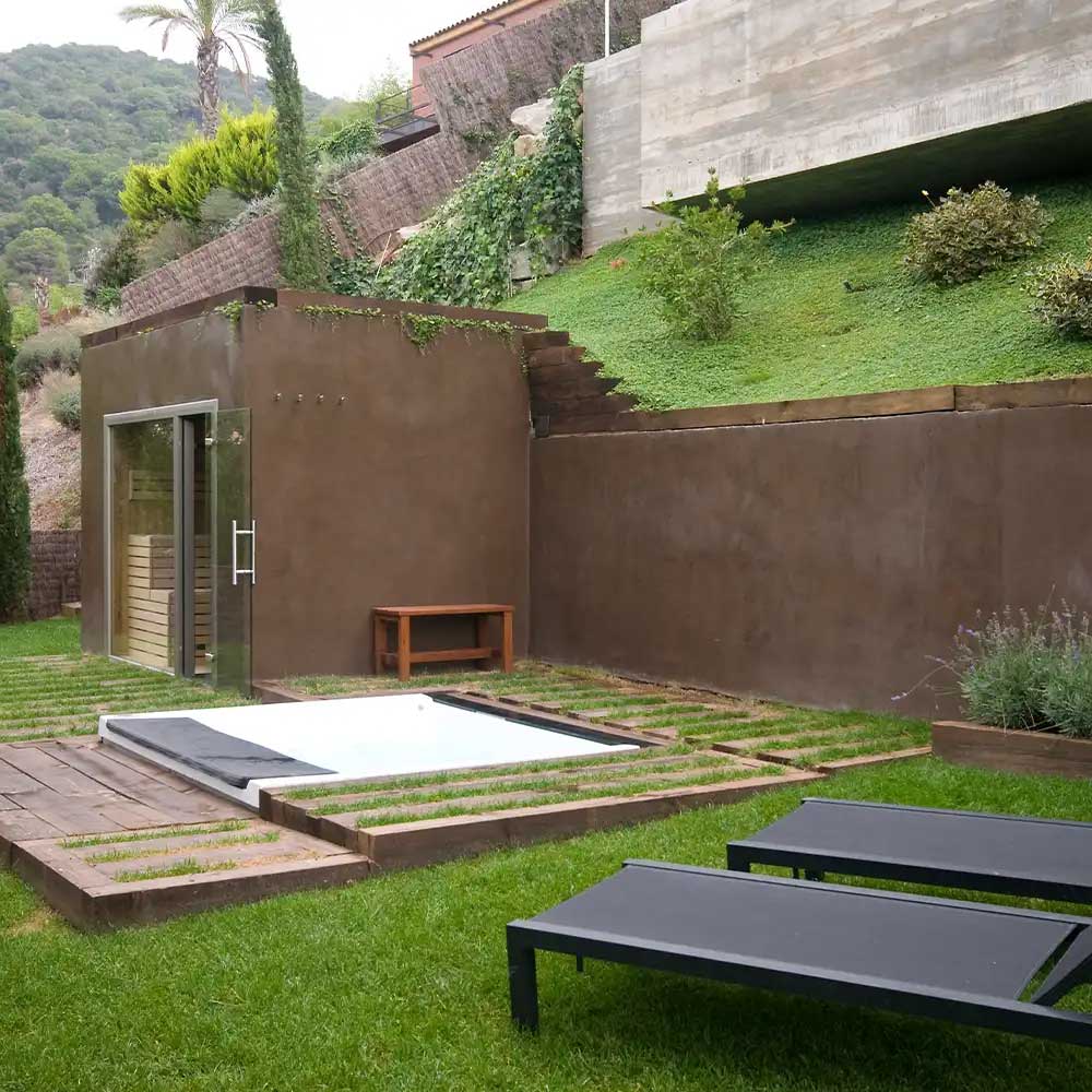 Модерна открита сауна с басейн и шезлонги, проектирана със стил от Интериорен дизайн Studio28a.