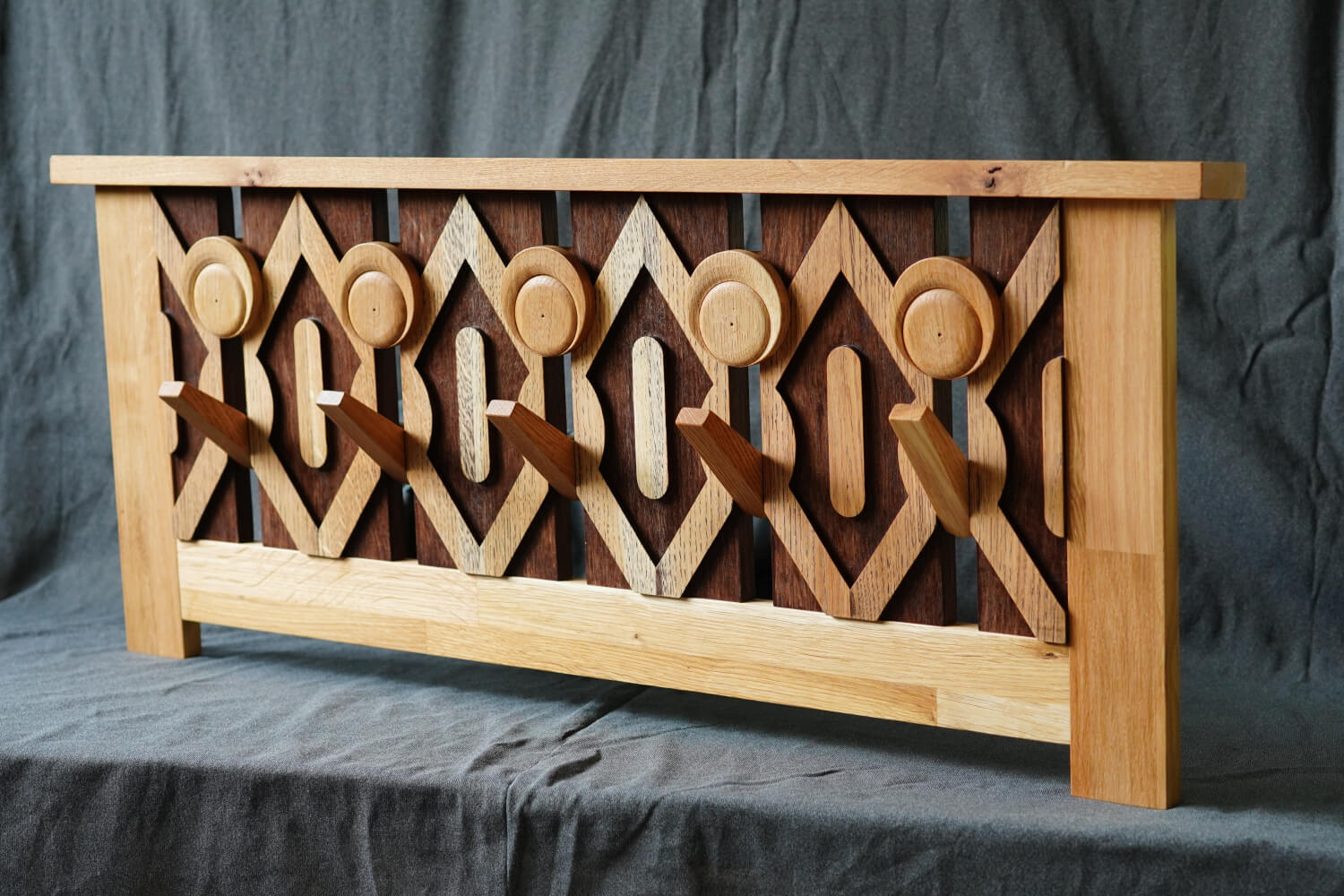 Дървена закачалка за дрехи с геометрична ромбоидна шарка, пет куки и вдъхновени от Studio28a интериорен дизайн дървесни тонове.