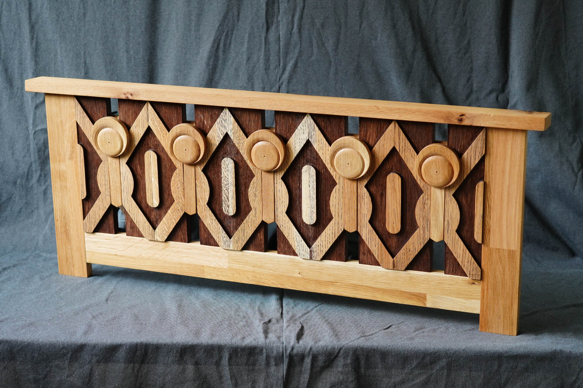 Дървен декоративен панел с геометрични шарки в контрастни тонове, изработен от Интериорен дизайн Studio28a.