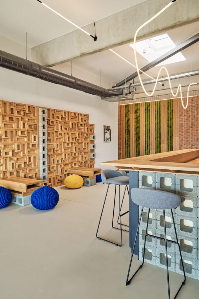 Модерно офис пространство от Интериорен дизайн Studio28a с бетон, дървен декор, бар столове, пуфове и скулптурна светлина на тавана.