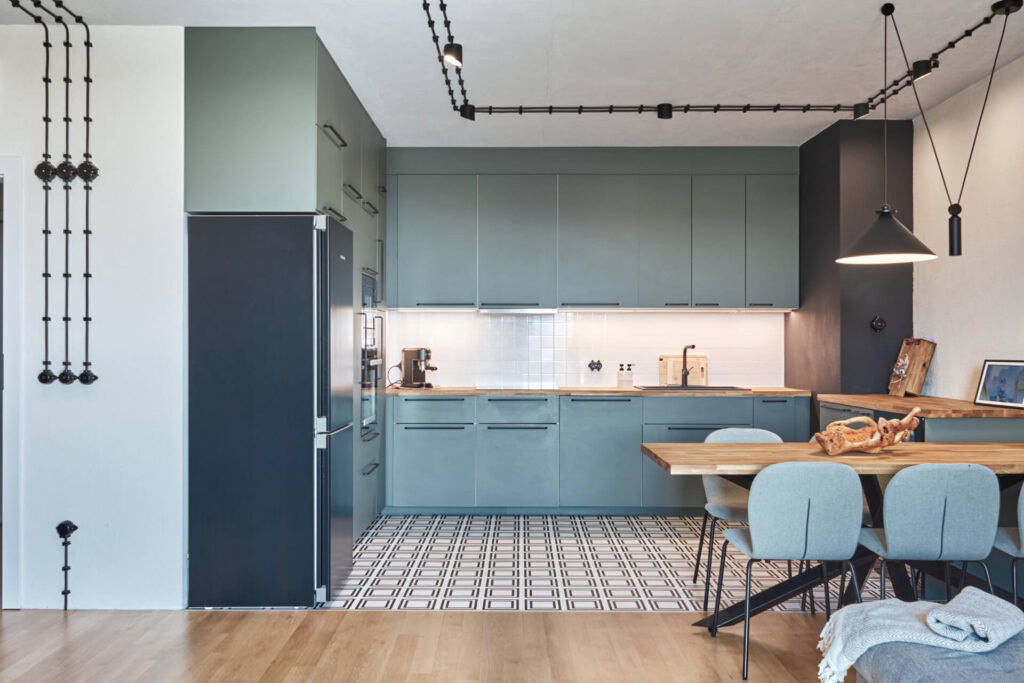 Модерна кухня от Интериорен дизайн Studio28a с приглушени зелени шкафове, плочки на пода и осветление.