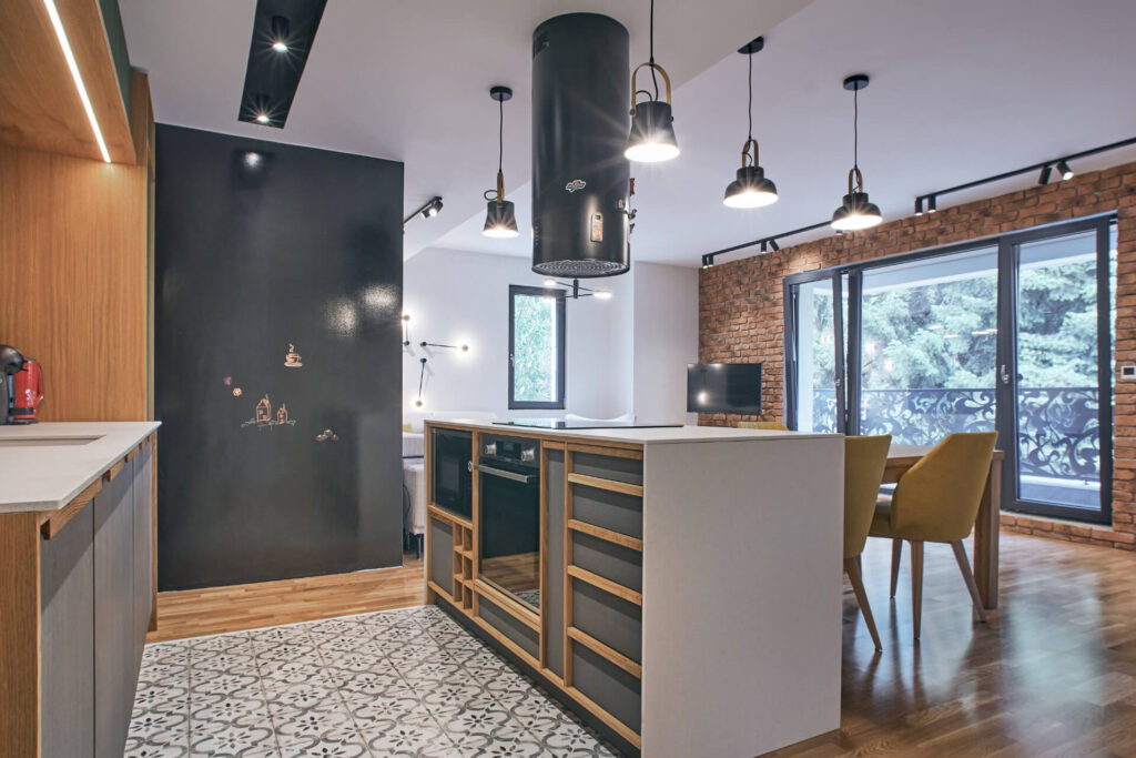 Модерна кухня и трапезария от Интериорен дизайн Studio28a, с остров, шарени плочки и големи прозорци.