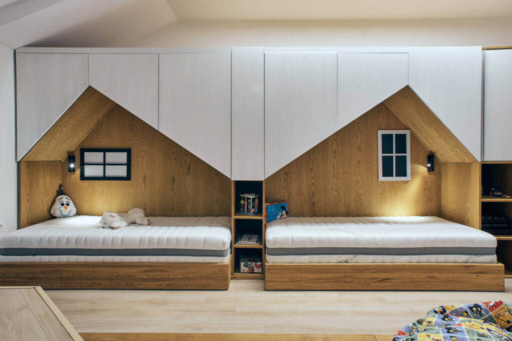 Две легла с табла във формата на къща и вградени рафтове от Интериорен дизайн Studio28a в модерна детска стая.