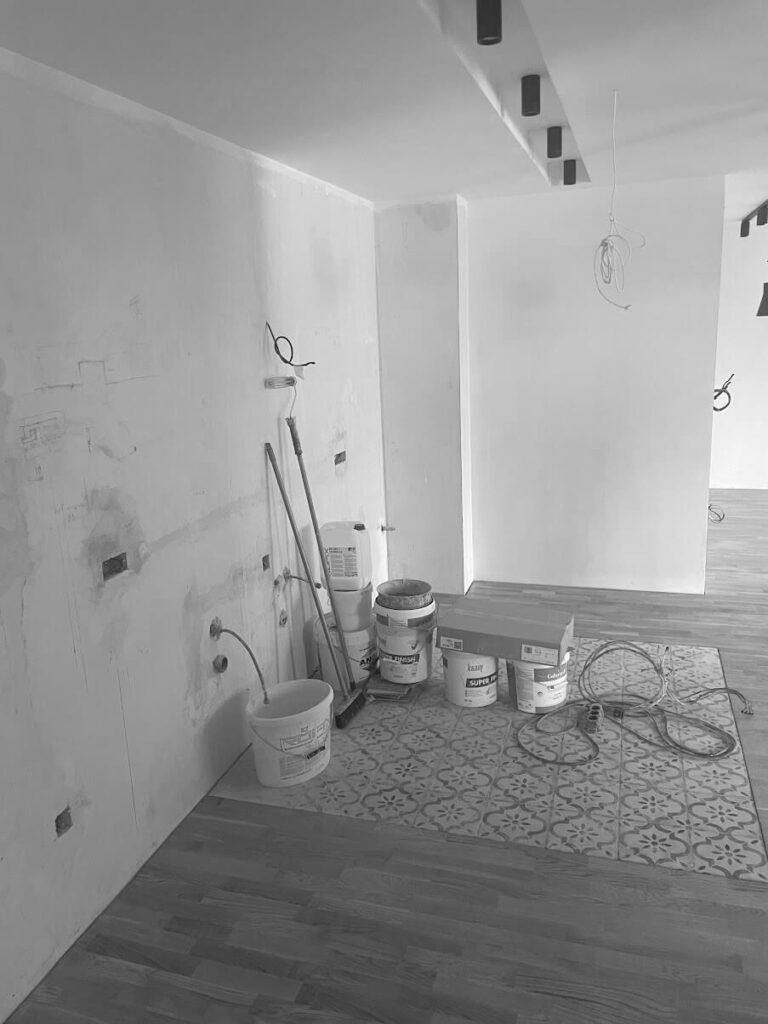 Стая в процес на ремонт от Интериорен дизайн Studio28a с кутии с боя, инструменти и открити кабели по недовършените стени.