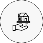 Линейна рисунка на ръка, която държи къща, рамкирана в кръг - идеална за брандиране на Интериорен дизайн Studio28a.