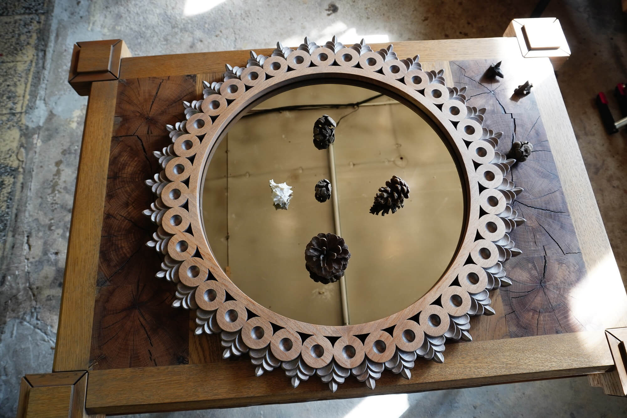 Огледало с дърворезбована рамка - Image 2